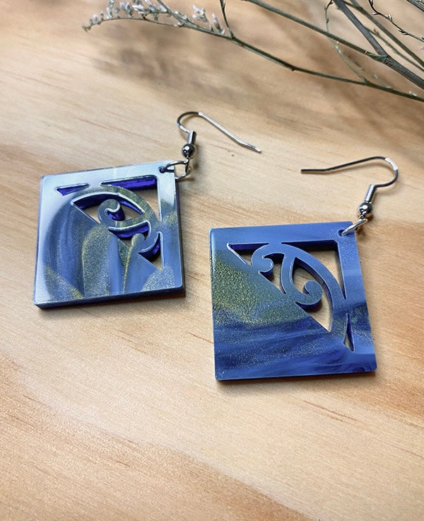 Te whai earring by Mako Design