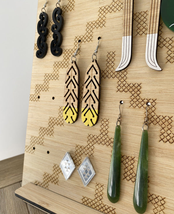 Tukutuku earring holder