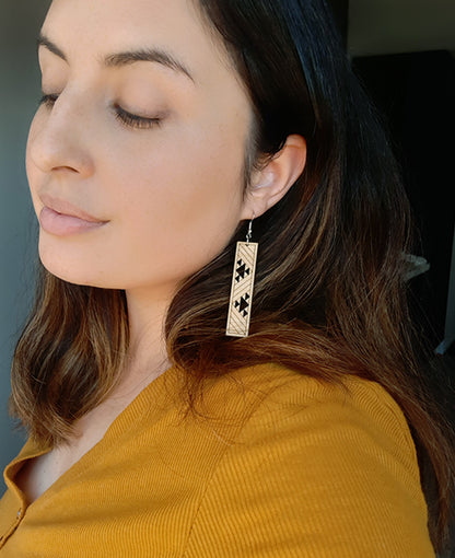 Woman wearing tukutuku earring